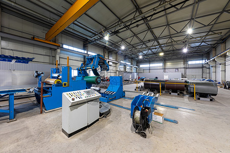 仓库屋顶背景下的化工原料及产品管理